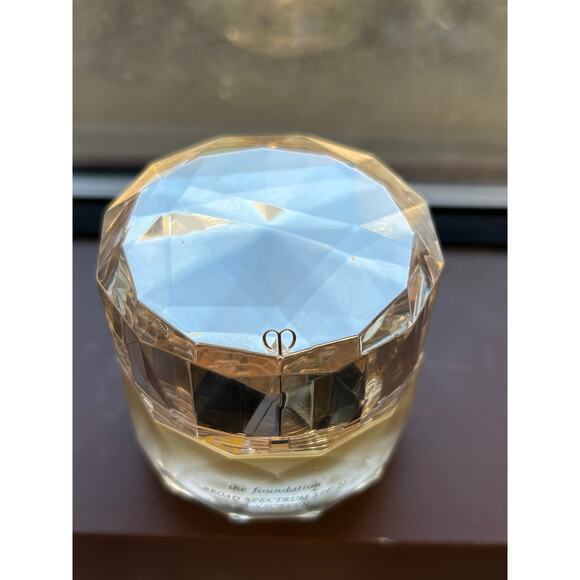 Clé de Peau foundation shade BF 20